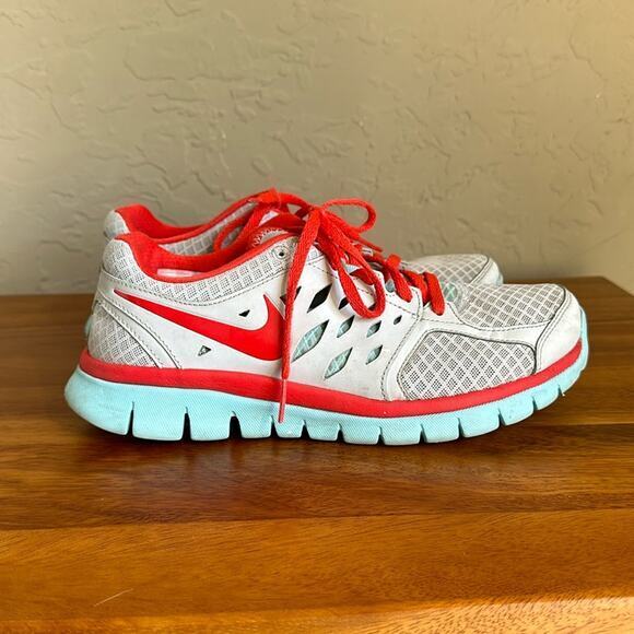 Nike‎ Fitsole women’s running shoe size 7.5  red and gray and blue - Picture 1 of 6